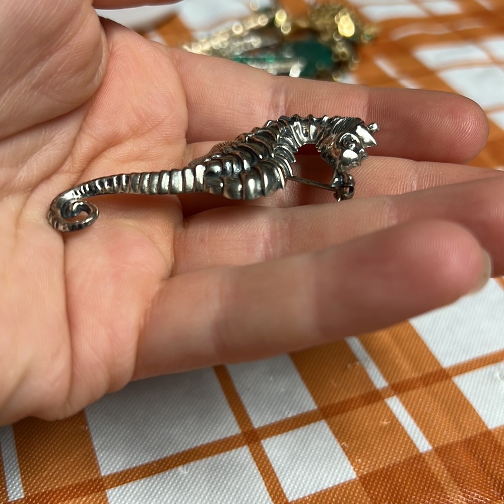 Beau Sterling seahorse pin - Picture 3 of 4